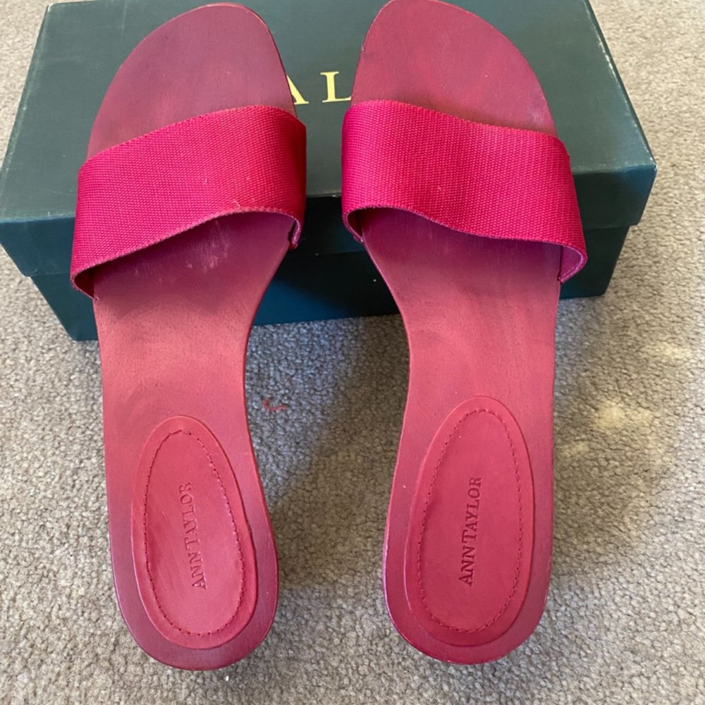 Ann Taylor red sandals sz 8